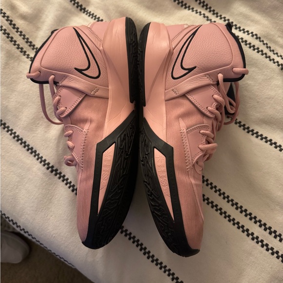 CUSTOM Kyrie 7 Basketball Shoe - Picture 2 of 6